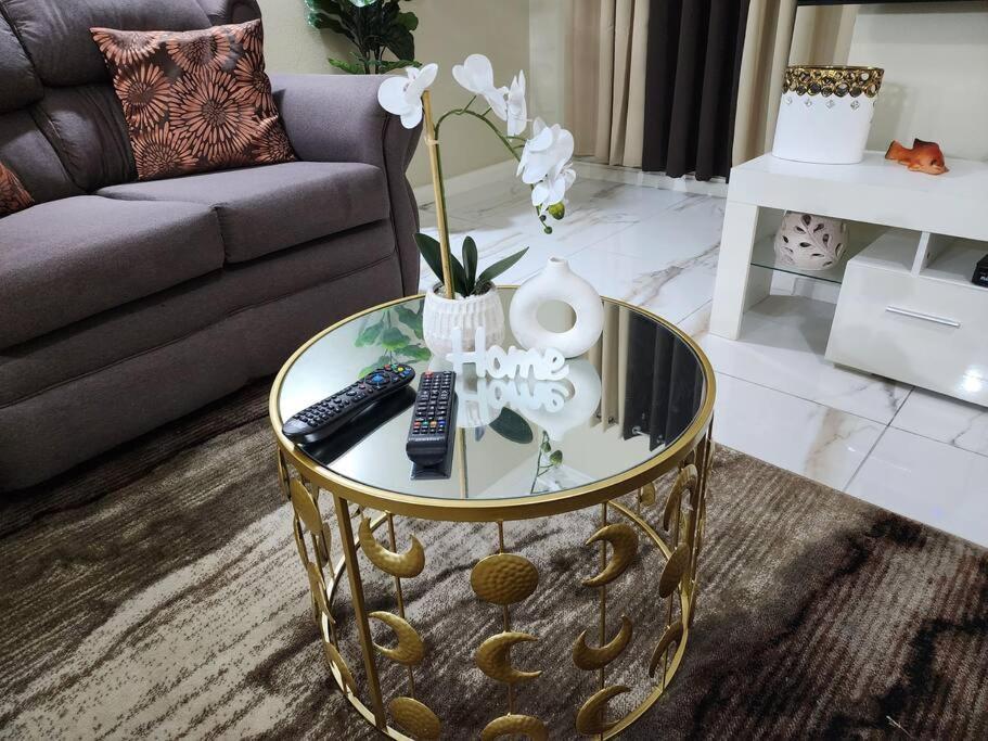 Spacious Luxury 3 Bed Rooms In Κίνγκστον Εξωτερικό φωτογραφία