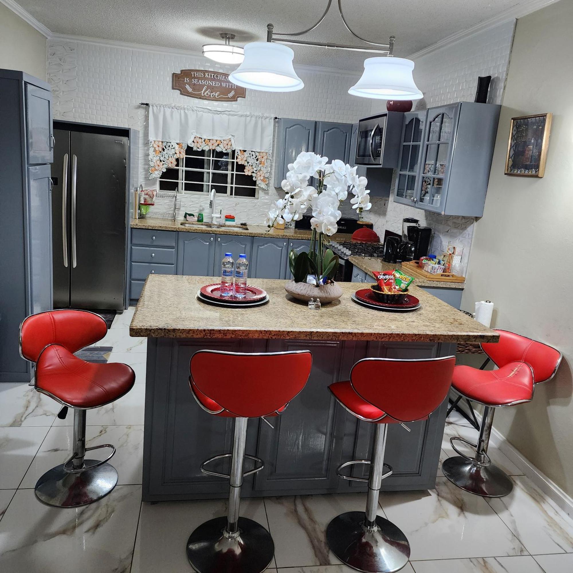 Spacious Luxury 3 Bed Rooms In Κίνγκστον Εξωτερικό φωτογραφία