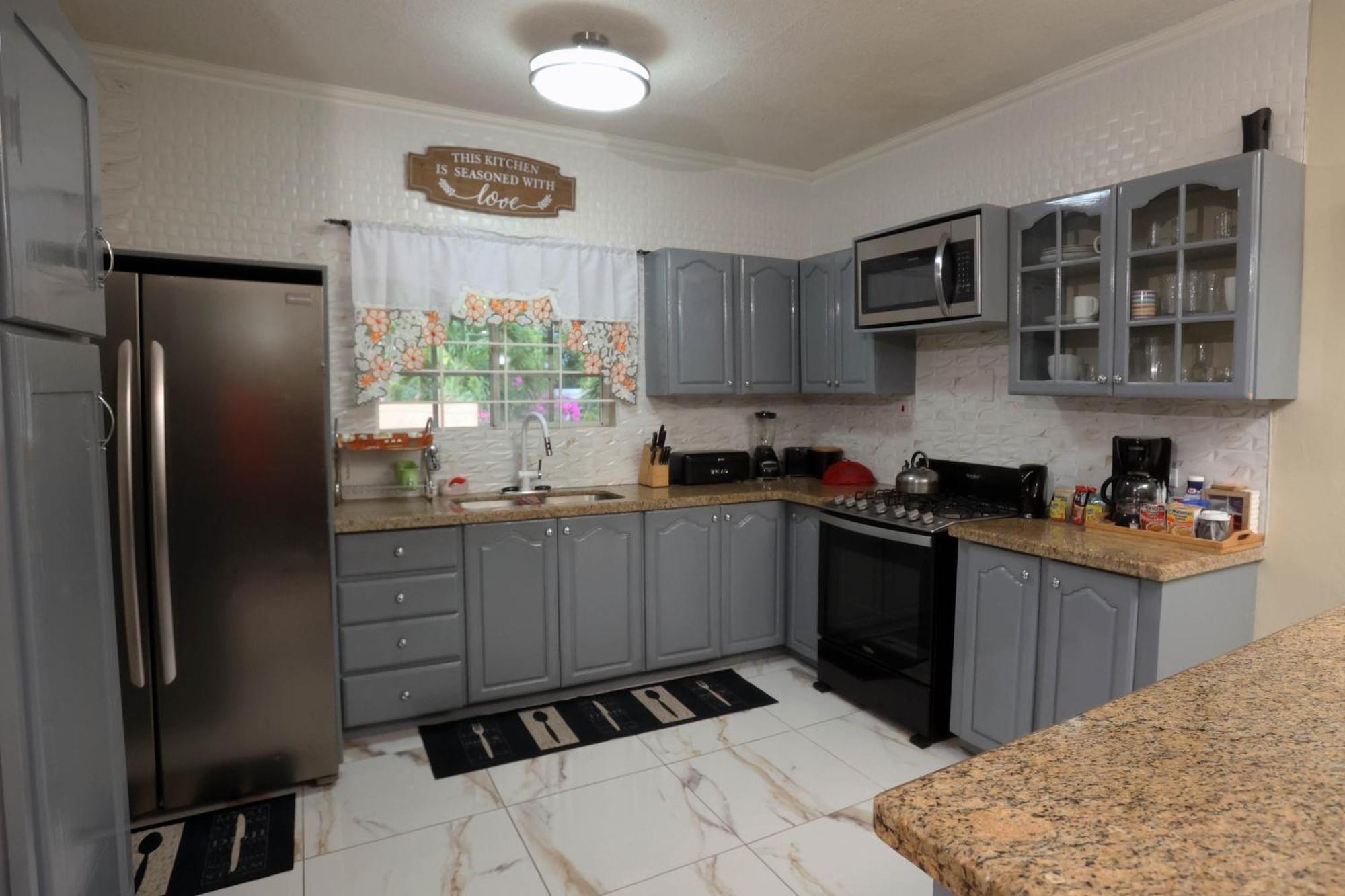 Spacious Luxury 3 Bed Rooms In Κίνγκστον Εξωτερικό φωτογραφία